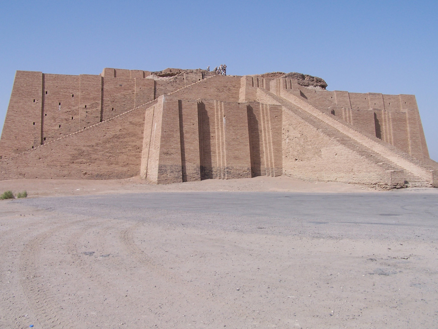 Ur Ziggurat: partially reconstructed façade and staircase. Remains of the actual Neo-Babylonian structure are visible at the top. 